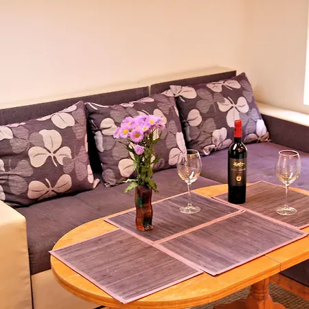 Lover's Nest Next To The 아파트